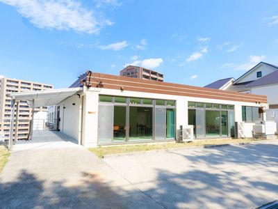 明るい一階建て建物