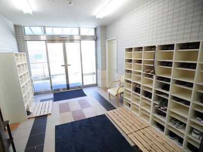 明るい玄関の靴棚