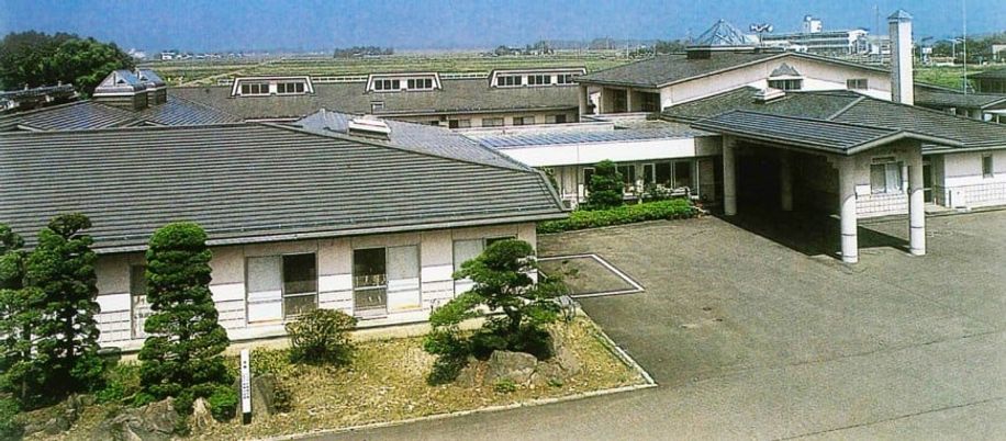 広々とした施設の外観