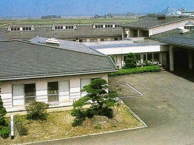 広々とした施設の外観 外観 ゆとりある敷地に建つ建物外観です。自然に囲まれた開放感のある環境で、心穏やかな時間をお過ごしいただけます。