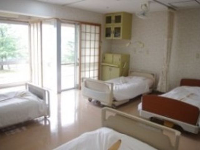 居室の明るい雰囲気 居室 ゆったりとした広々とした居室です。窓から自然光が入り、安らぎの時間をお過ごしいただけます。