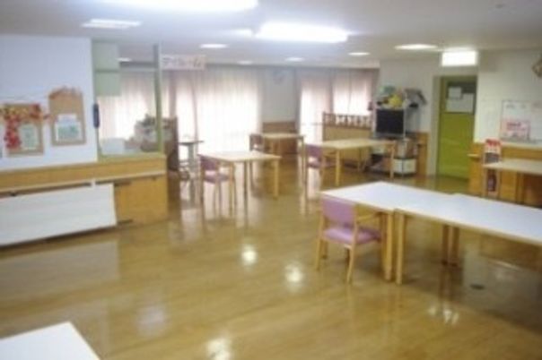 広々とした明るい食堂