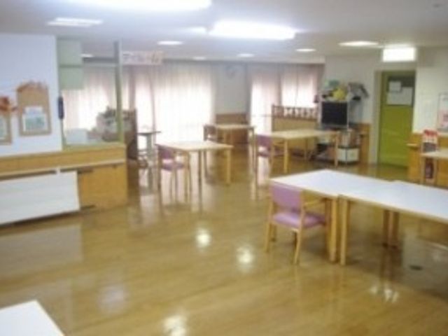 広々とした明るい食堂 食堂 ゆったりとした木の床の食堂です。明るい採光で、皆様の食事時間が快適になる空間です。
