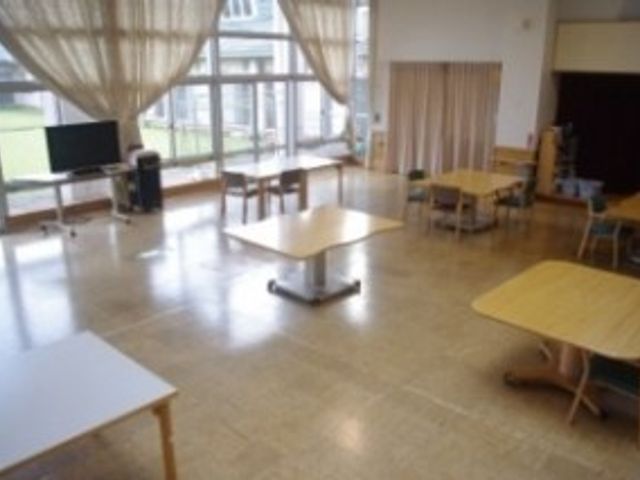 広々とした共有エリア ダイニングルーム ゆったりとした空間のダイニングルームです。テーブル間隔も広く、快適にお食事いただけます。