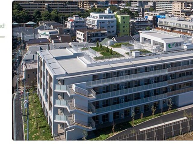 建物外観 外観   屋上の緑が見える、明るい色合いの建物です。周囲の街並みに溶け込む外観で、働く場の雰囲気が伝わります。