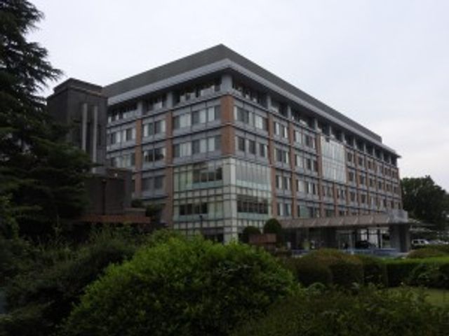 外観の建物 外観   落ち着いた色合いの大きな建物が見えます。周囲に木々や植栽があり、働く環境の雰囲気が伝わります。