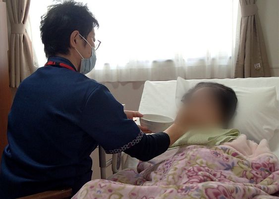 食事を提供する場面