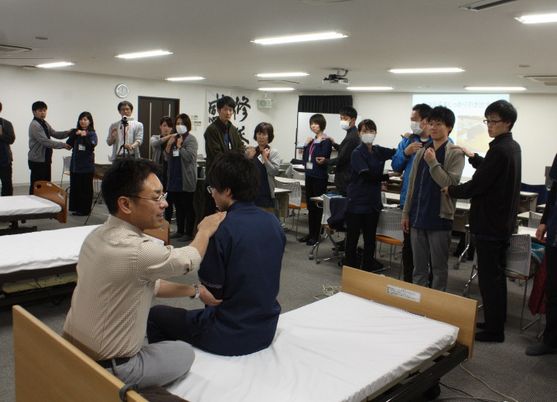笑顔で交流する訓練室
