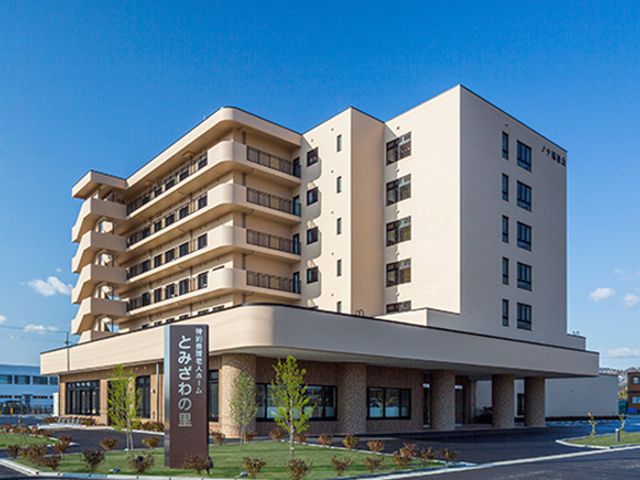 広々とした建物外観 外観 快適な住環境を提供する、広々とした外観が特徴的な施設です。青空が広がっています。
