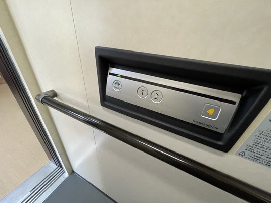 手すり付きエレベーターボタン