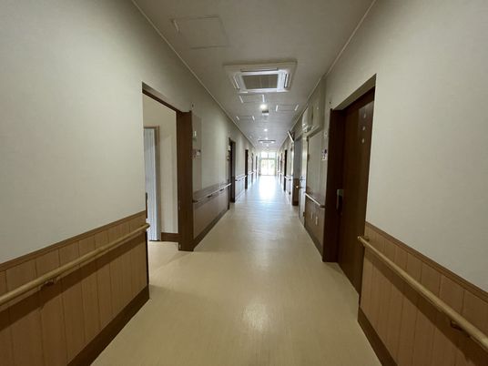 明るく広い廊下