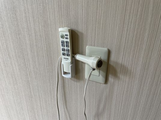 壁に取り付けられたリモコン