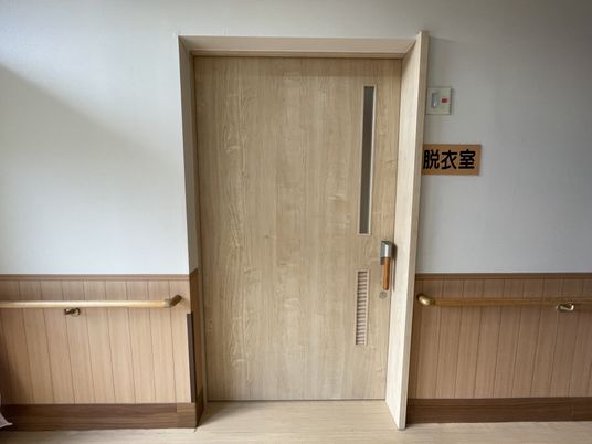 安心感のある明るい部屋入口
