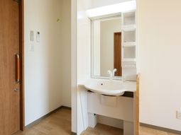 明るい洗面所の様子