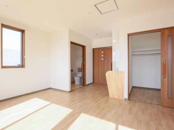 明るい居室の空間