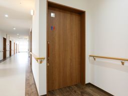 清潔な廊下と木製のドア