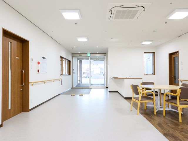 広々とした明るい廊下