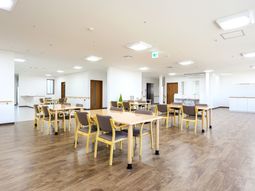 明るい食堂の様子