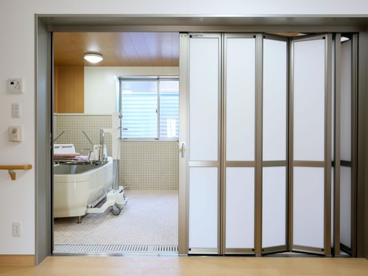 清潔な浴室の入口