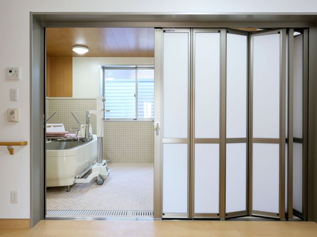 清潔な浴室の入口
