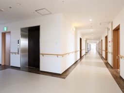 明るく清潔な廊下
