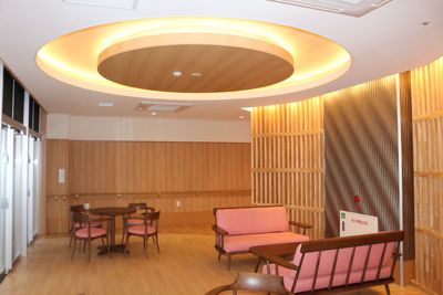 自然光が入るラウンジ