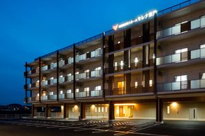 夕方の建物外観