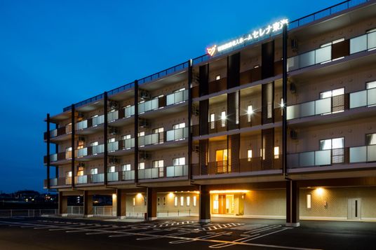 夕方の建物外観