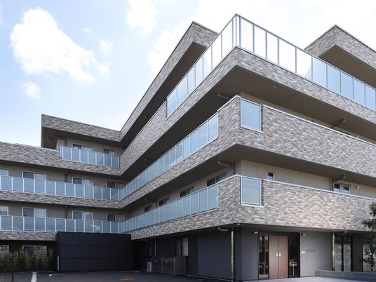 モダンな外観の建物