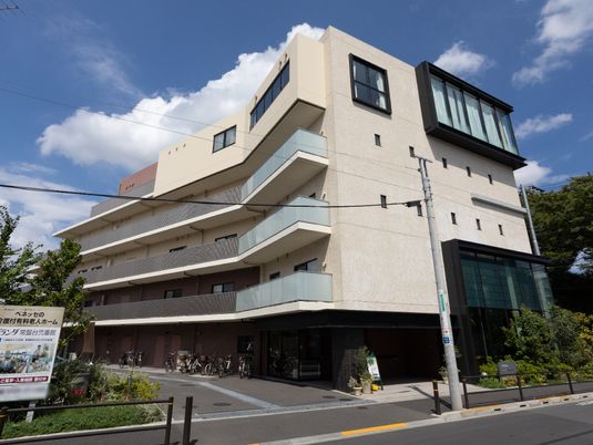モダンなデザインの建物外観