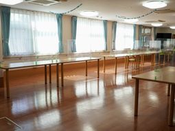 明るい食堂の様子