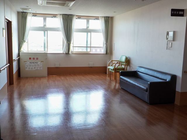 待合室の様子 廊下 広々とした待合室には、日差しを感じることができる窓と、くつろげるソファが備え付けられています。静かで落ち着いた雰囲気が、訪れる方を歓迎します。