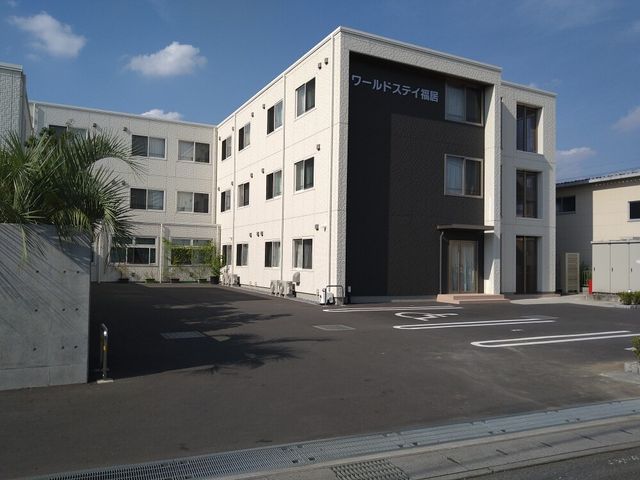 建物の外観 外観 清潔感のある外観を持つ建物です。周囲には植物が添えられ、明るい雰囲気が感じられます。