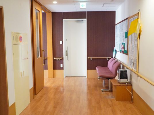 廊下と掲示板の風景