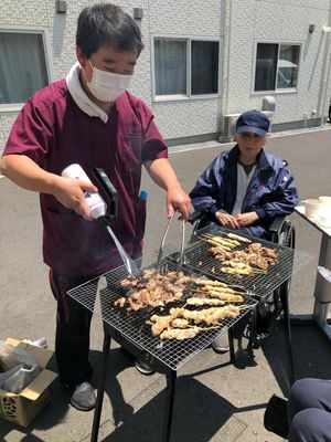 屋外でバーベキューをする様子