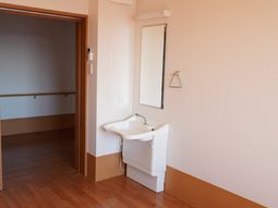 清潔感ある洗面台のある部屋