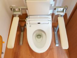 手すり付きトイレの上部