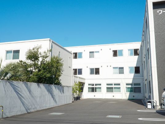 白い建物の外観