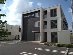 現代的デザインの建物外観