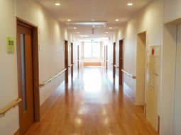 明るい通路の廊下