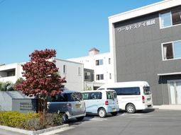 施設外観と駐車場