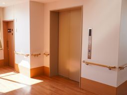 明るい廊下のエレベーター