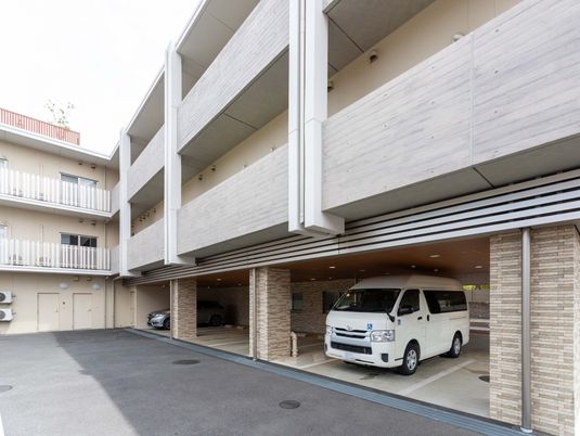 広々とした駐車場