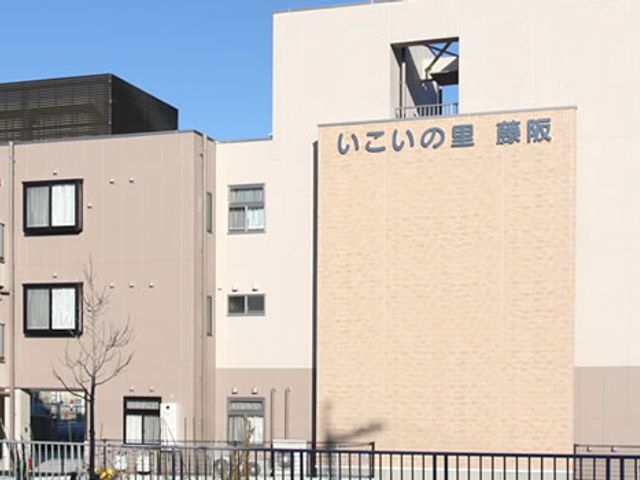明るい建物の外観 外観 広々とした明るい施設の建物です。快適な作業環境が整っています。