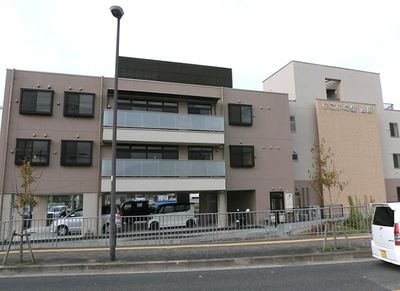 モダンな外観の建物