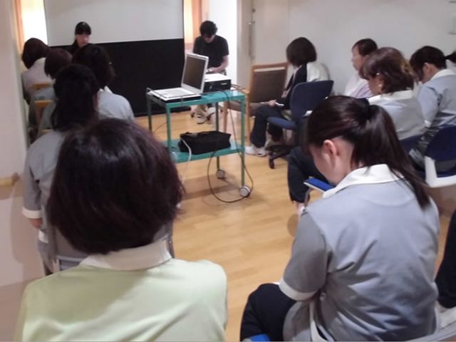 スタッフ研修の様子 スタッフイメージ スタッフが研修を受けている様子です。チームでスキル向上に努める職場環境です。