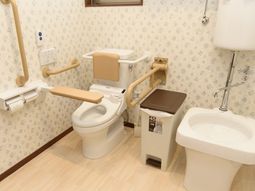 手すり付きの快適トイレ