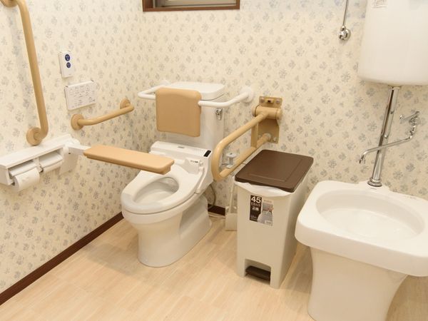 手すり付きの快適トイレ