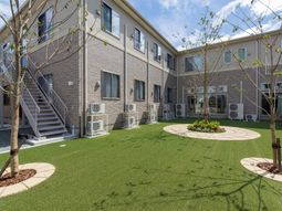 明るい中庭の様子