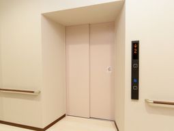 清潔なエレベーター前廊下